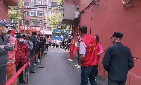 孙宝江爱心公益团队助力站前建国社区常态化核酸检测志愿服务