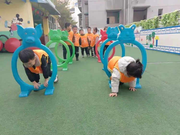 中三班户外游戏《钻山洞》