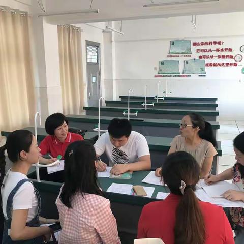 观察思考，教研促成长   ——双峰小学文综组教研活动