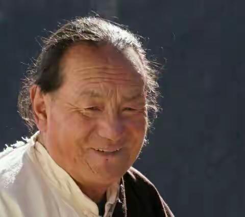 རང་བཞིན་གྱི་འཛུམ་མདངས།།ཕ་ཡུལ་གྱི་རྒྱན་ཆ།།