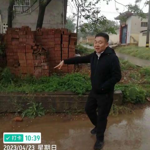 田村街道办事处党工委书记王毅冒雨检查指导全民清扫提升环境工作
