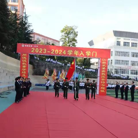 新起点，你我一起努力         ——路在脚下，梦在身上，一中让你看到你的路，你的梦，你的希望