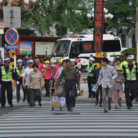 陵水县四套班子参加文明交通志愿者大劝导活动