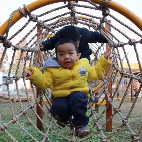 朱幼小一班吴华雨小朋友故事分享：小猪佩琪—去游泳