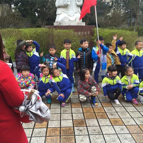 思源一（一）班植树活动乐翻天