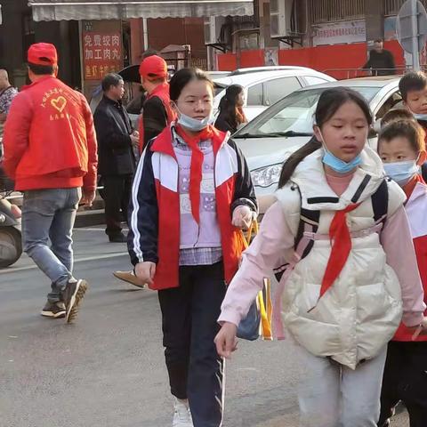 温情护学岗，暖心伴成长——上京中心小学开展“护学岗”活动纪实