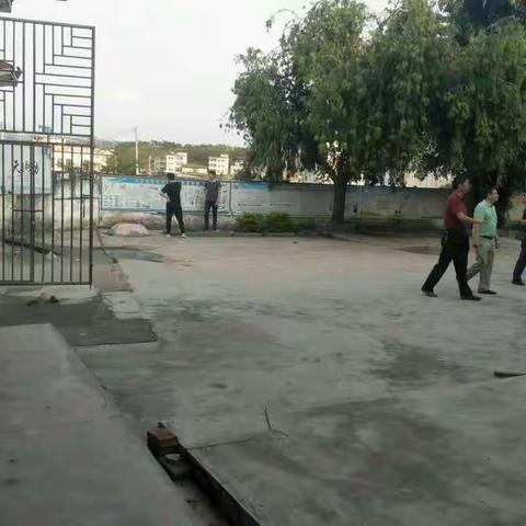 五华县教育局局长黄国标一行深入河东镇林石小学检查指导危房改造工作