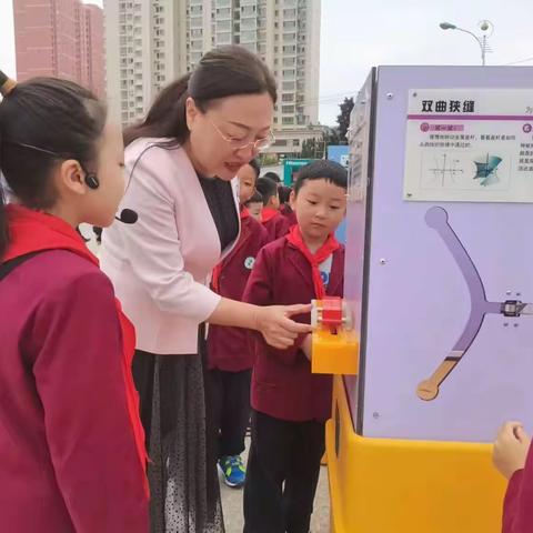 “参观科技展 放飞科学梦” ——记徽县实验小学二年级（7）班参观学习科技作品展