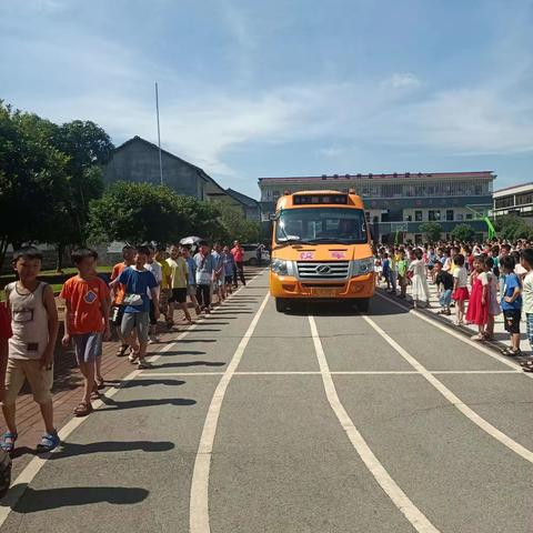 知危险，会避险——龙市中小交通安全演练