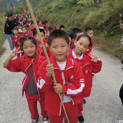 弘扬红军精神，重走长征路（二年级三班）