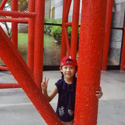 2022.8.29外婆带贝贝到天安千树（商厦），本来想看看里面的雕塑，想不到雕塑不见了，估计开业时雕塑是租来的。