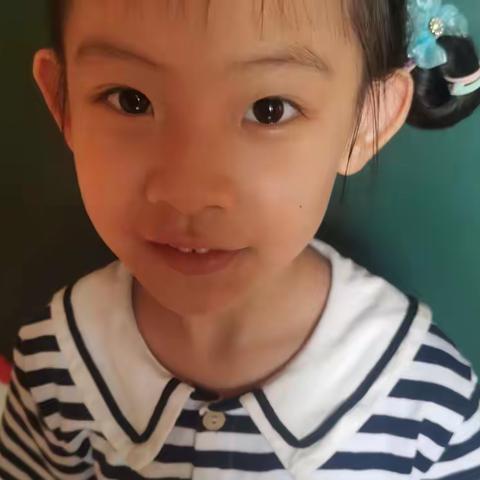 2022-8-20贝贝明天要到迪斯尼玩了，怕宝妈梳不来宝宝辫，我自编一套最好扎的小辫子