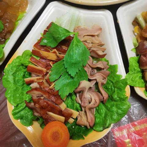 2023.1.21快乐除夕的年夜饭。从购菜到洗烧菜到摆盘，都是老公花了很多心思，谢谢你～～，祝大家新春快乐！