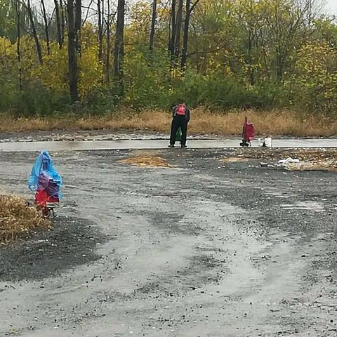 慕名六合横梁石，结伴冒雨寻终迹。矿坑封闭不得采，偶拾村旁多枚石。堆中精挑满意石，收获得幸凯旋归!