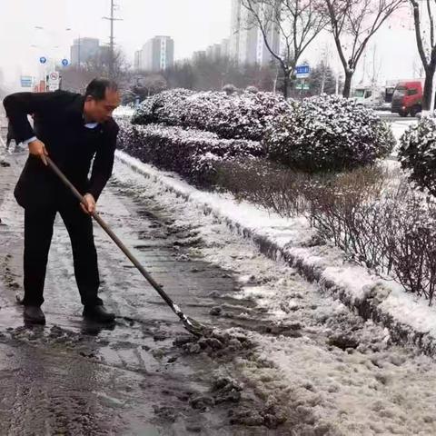 【伊川县交通运输局】闻雪而动齐上阵，除雪融冰保畅通