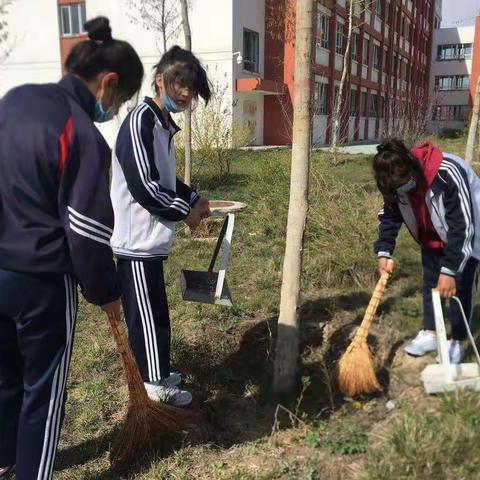 财经商贸学院教官带领劳动班学生维护校园卫生