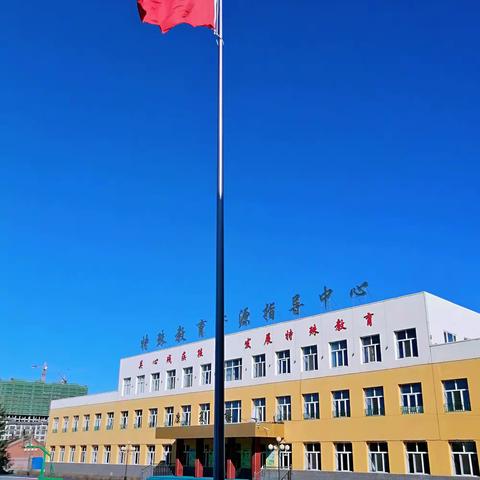 嫩芽破沃土 ，残叶迎朝阳