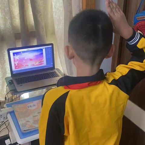 升国旗，奏国歌