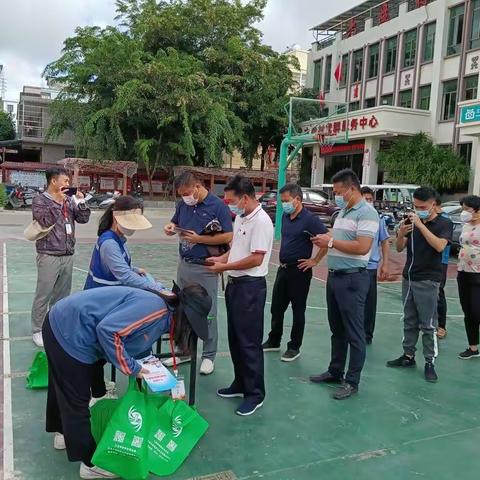 六盘村调委会联合六道大社区社工针对中老年人开展综合普法活动