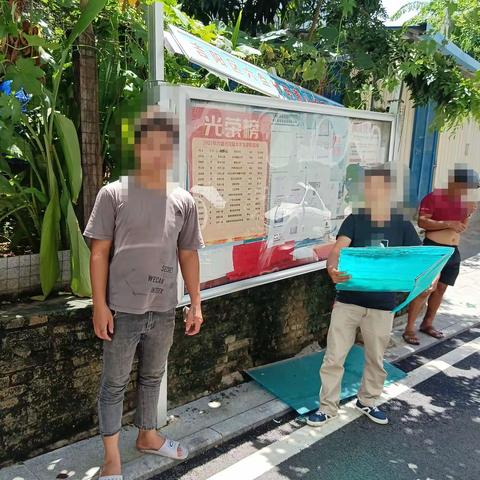 六盘村田甫小组箱式货车剐蹭村务公告栏