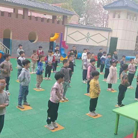 芳馨幼儿园体智能课《高处落地跳跃》