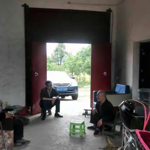 统计局帮扶干部走“亲戚”送粽子