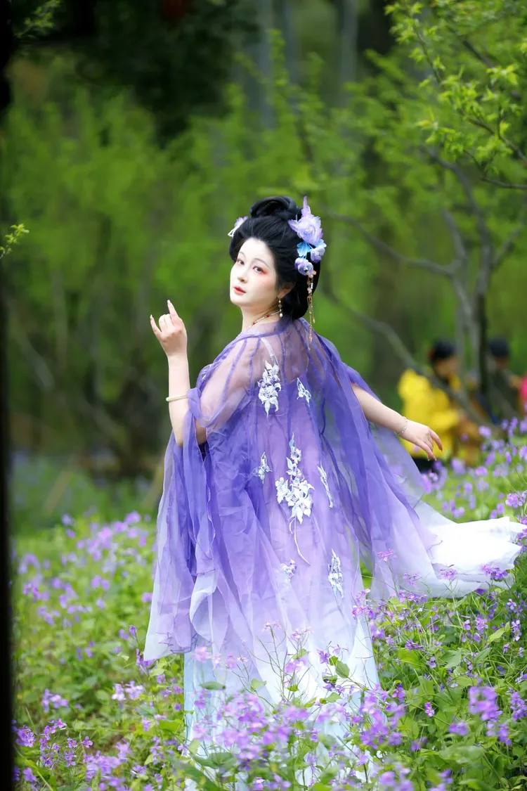 花神她是春的使者，用花香唤醒沉睡的生机。（姑苏花神节记忆）