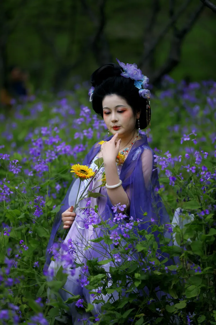 花神她是春的使者，用花香唤醒沉睡的生机。（姑苏花神节记忆）
