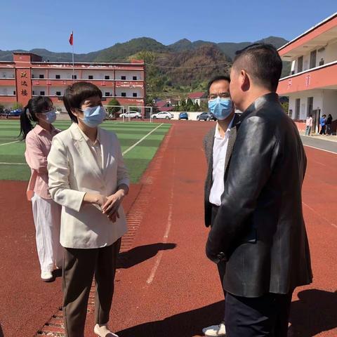 县委常委、宣传部部长刘美兰莅临南岭中学调研指导工作