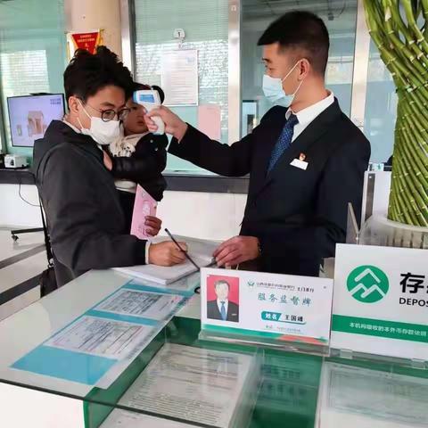 厅堂服务了解民忧 志愿者上门为民解愁