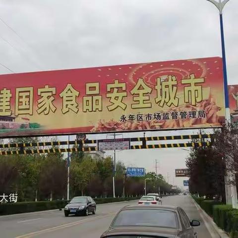 按照区政府主要领导指示精神。10月15日，区政府督查室对工业旅游观摩路线限高、公交站牌和雨罩等设施上的广告