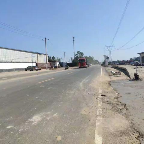 8月15日下午，区政府督查室对建材园区姚北路修建和环境整治情况进行督导检查