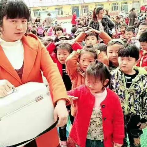 我们启智幼儿园地震演练进行中