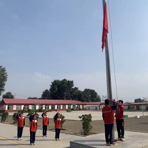 巧什营小学开展“同升一面旗，共爱一个国，铸牢中华民族共同体意识”主题升旗仪式