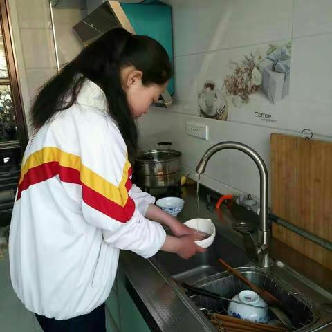 西宁二十八中开展“亲情1+6 共创文明城”主 题实践活动――我与家人共家务（副本）