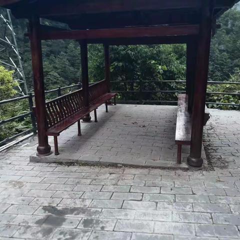 怒江蓝天救援筹建队福贡志愿者开展旅游景点义务环境整治活动
