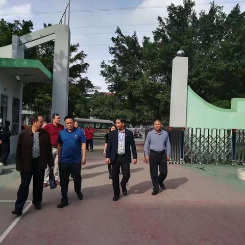 市综治办主任及港北教育局领导到我校检查校园周边环境治理情况