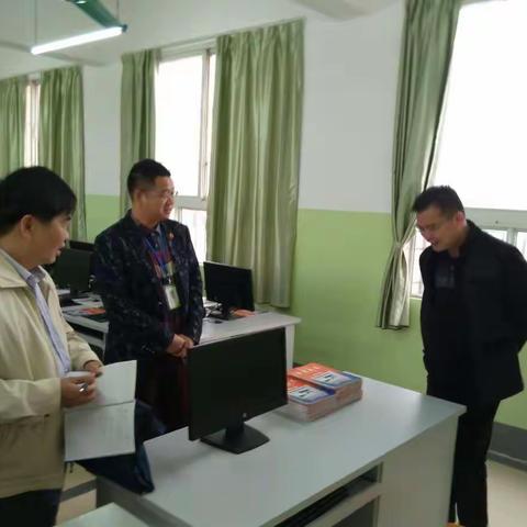 清明时节雨菲菲，学子路上无断魂。笑问均衡何处有，学童摇指八一处。今早，局领导冒雨到我校检查指导工作…