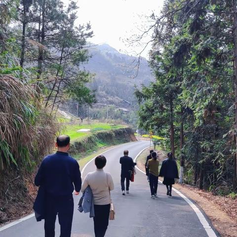 凝聚“她”力量，奋进新征程——泉湖联合学校康龙小学开展女神节登山活动