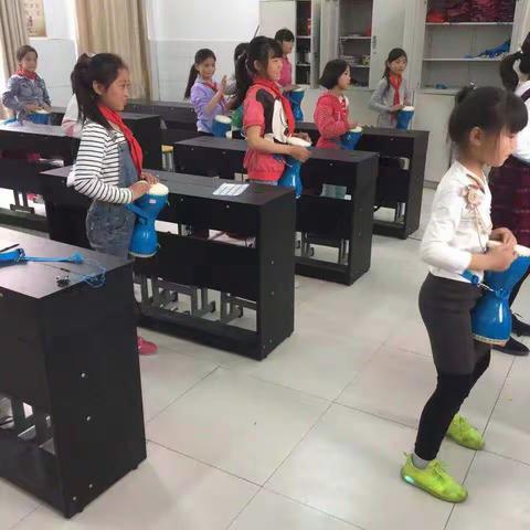 冲出冉庙的腰鼓队