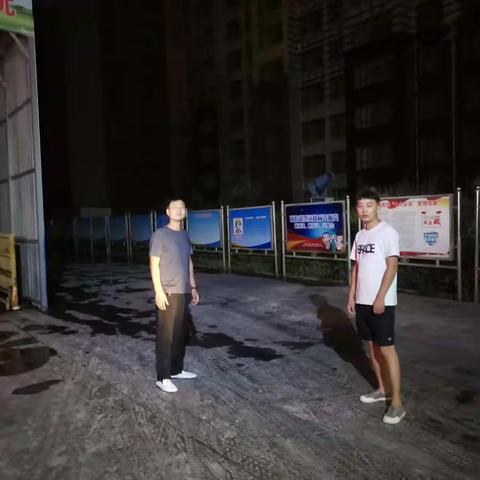 住建局夜查建筑工地扬尘治理工作