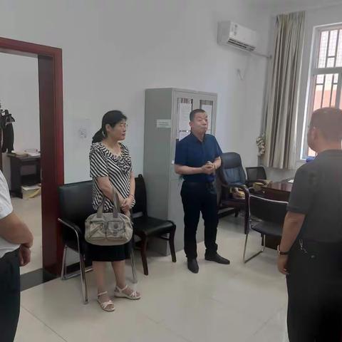 西安市司法局局长张华俊莅临临潼区公证处检查指导工作