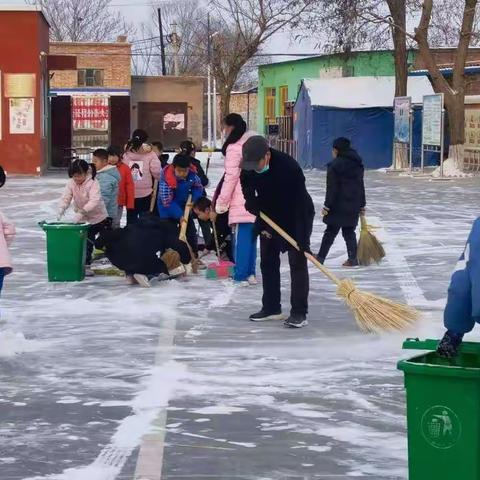 师生扫雪忙      暖溢满校园