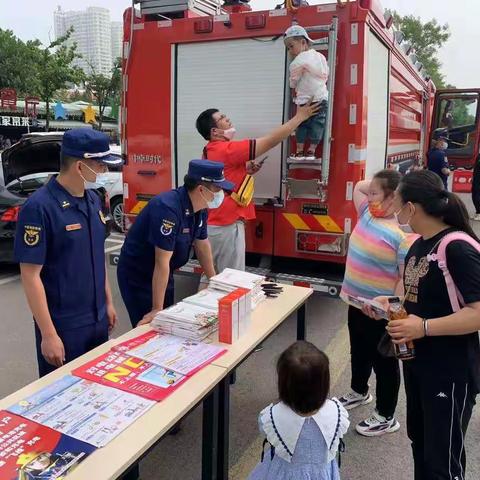 海港区消防救援大队、西环路消防站深入海底世界景区开展消防安全宣传活动