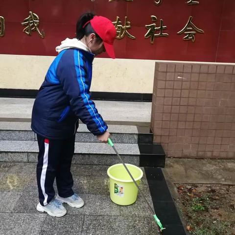 “烟头不落地，瓷都更美丽”景德镇一中志愿者火钳队冒雨美化校园活动