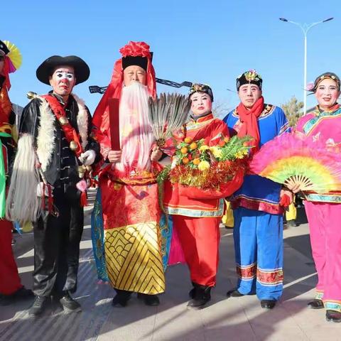 社火表演闹新春    载歌载舞年味浓         —荣华街新关村“社火闹春大拜年”社火展演活动