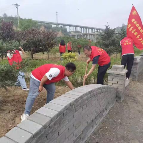 草木添新芽，花种撒东寨