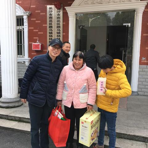 扶贫帮困解民难     春节慰问暖人心
