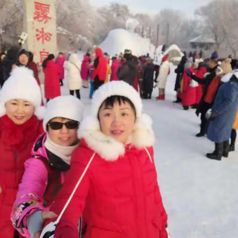 集天时地利人和为一身的雾凇，也就是温度～湿度～风力缺一不可，瞬息万变，置身其中猛然回首，景致异变2019-12-15