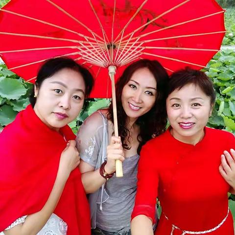心随意动，学友赏莲，光影交错，暂存瞬间
